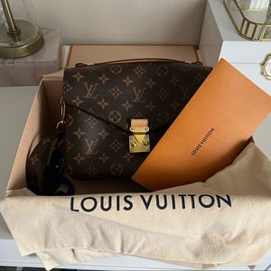 Authentic Louis Vuitton Metis Pochette Classic Canvas Crossbody Bag